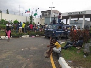 LASU Students took Protest to Fashola's Office