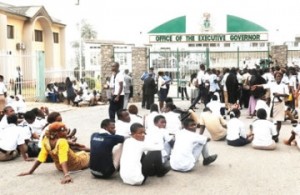 Students Storm Oyo Governorâ€™s Office, Block Gate