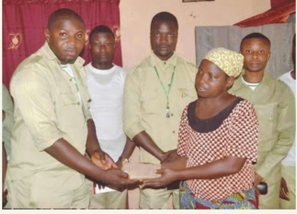 Enugu Corpers Donate Money To 14-Year-Old Girl Who Had Her Leg Amputated