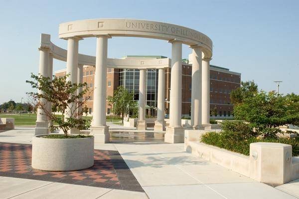 2021 International Student Scholarships at University of Illinois Springfield – USA