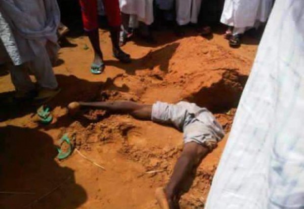 MAN TRAPPED INSIDE GRAVE AS HE TRIED TO STEAL DEAD BODY [Photo]