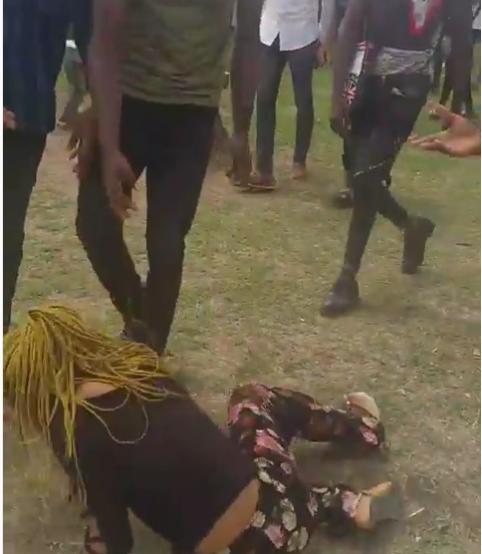 MOUAU student fights girlfriend in front of schoolmates over 20K video