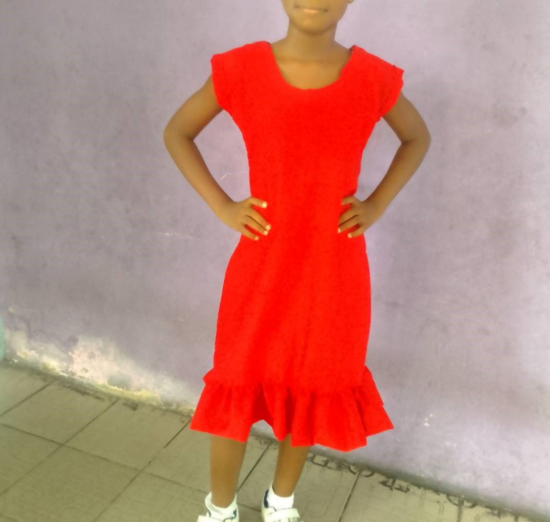 Nigerian pupils make dresses with needle and thread 