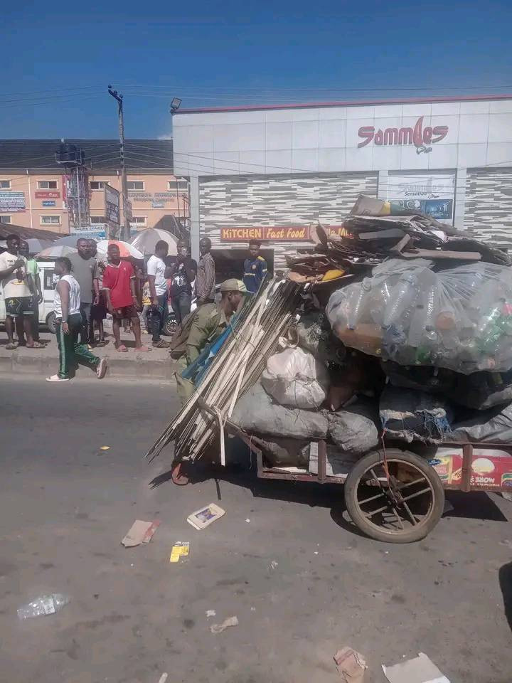 Young man in NYSC uniform spotted pushing heavily loaded truck in Port Harcourt 