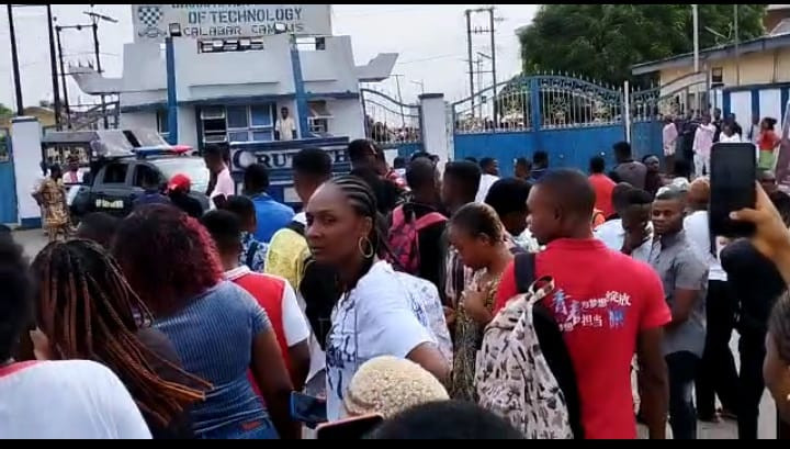 Cross River varsity students protest robbery attacks on female hostels barricade main gate video