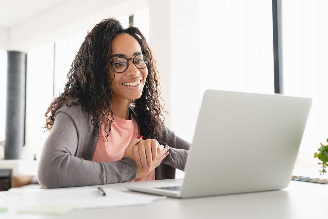 A female student watching video on a labtop.